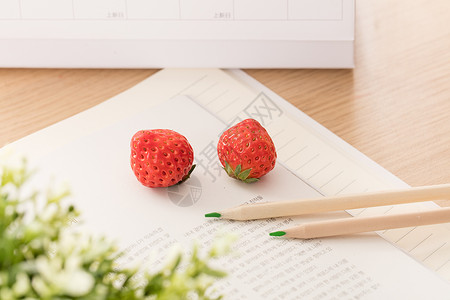 小清新草莓铅笔书本创意拍摄背景图片