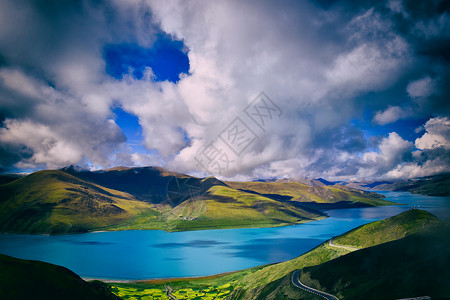坚卓广袤无垠的西藏羊卓措湖背景