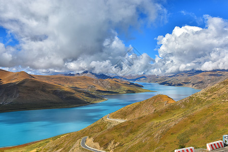 西藏拉日美丽壮观的西藏羊卓雍错湖背景