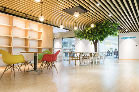 简单木地板一站式办公休闲空间创业互联网背景