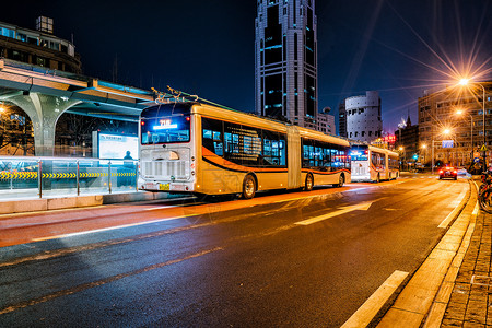 公交道路上海中速交通夜景背景
