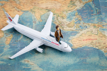 全球贸易素材卡通人偶飞机和地图背景
