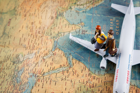 卡通人物旅游卡通人偶飞机和地图背景