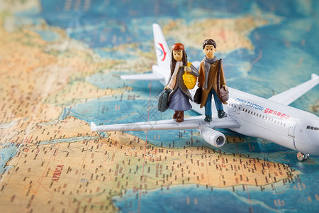 卡通人物旅游卡通人偶飞机和地图背景