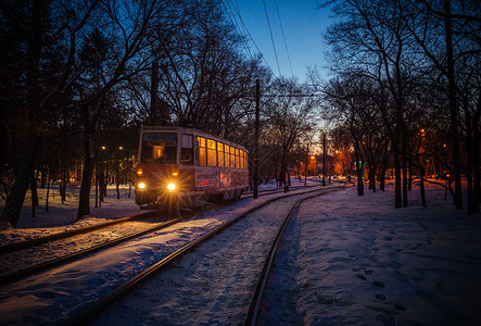童话里的火车暮色中的童话有轨电车背景