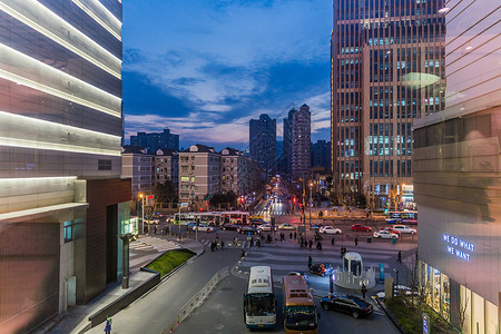 城市夜景大气建筑车流图片