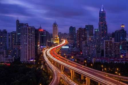川流不息的上海高架桥背景图片