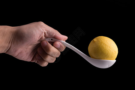 柠檬和勺子拿勺子的人高清图片