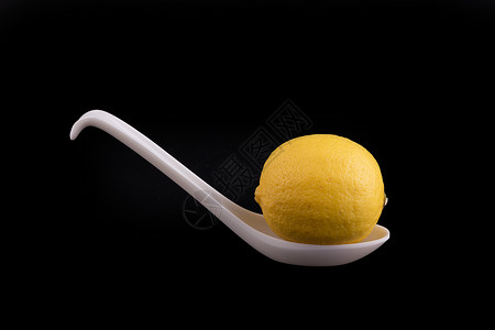 柠檬和勺子清洁除异味高清图片