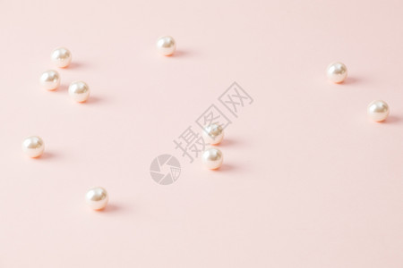 珍珠鱼皮珍珠粉色留白背景背景
