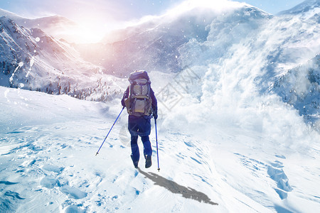 自由旅行者行走在雪线之上背景
