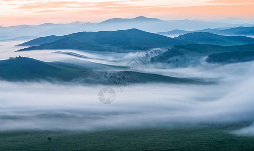 云雾缭绕的仙境图片