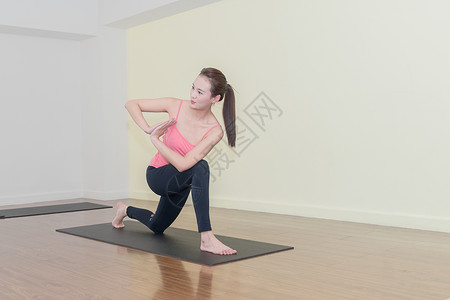 女性室内瑜伽侧身动作图片