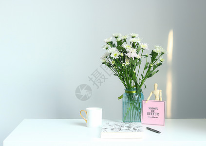 花瓶和花桌面上的花和文具背景