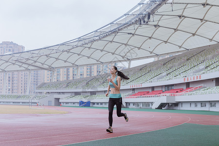 青春活动女性操场跑步图片