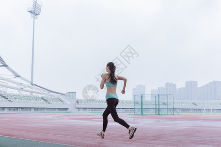 青春活动女性操场跑步背景图片
