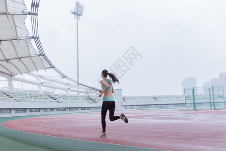 跑道上的美女青春活动女性操场跑步背景