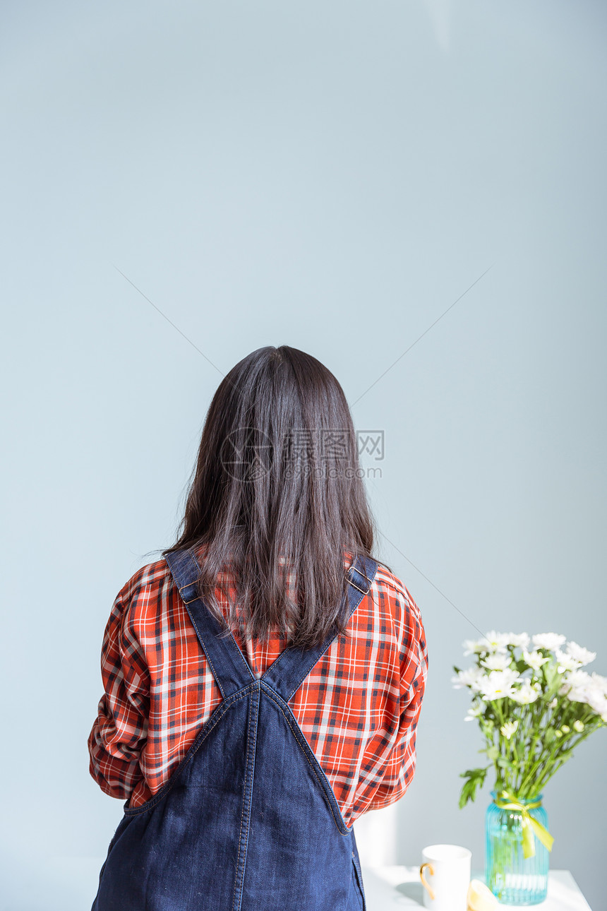 清新文艺女孩背影花艺背景图片