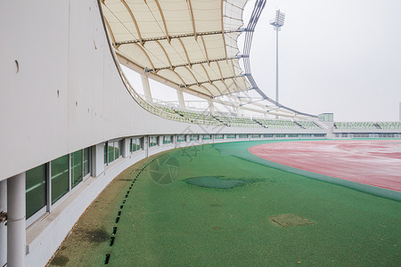 城市建筑阴雨天体育场高清图片