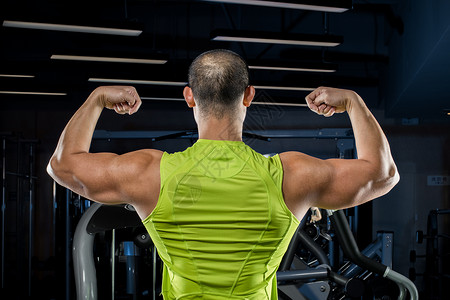 男扶腰年轻健身教练肌肉线条背影背景