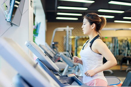 健康跑步素材用跑步机的美女背景