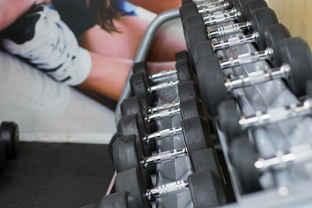运动健身愚人节主题促销海报健身房运动器械场景背景