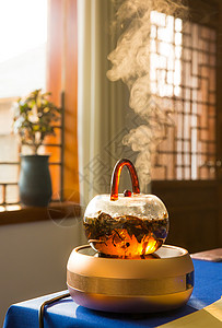 一壶煮开的冒着热气的茶高清图片
