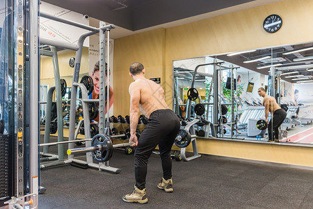 健身房强壮男人举重训练图片