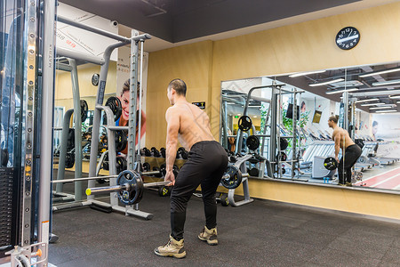 健身房强壮男人举重训练高清图片