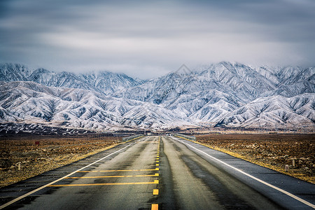 视觉映像雪山下的公路背景