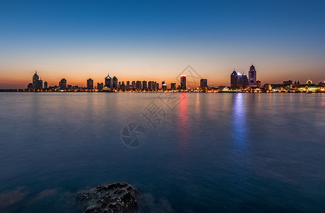 汇泉湾畔城市夕阳背景