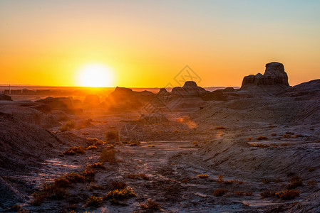 世间百态夕阳映照魔鬼城背景