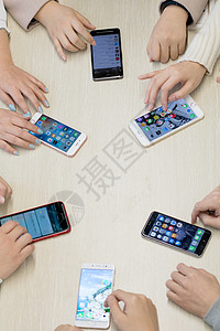 绕一圈人桌上围成一圈的手机背景