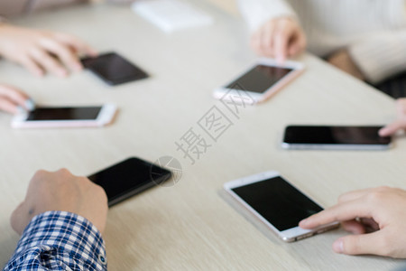 企业文化手机海报配图桌上围成一圈的手机背景