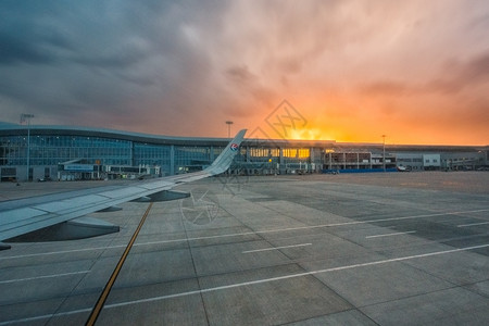 机场落日背景图片