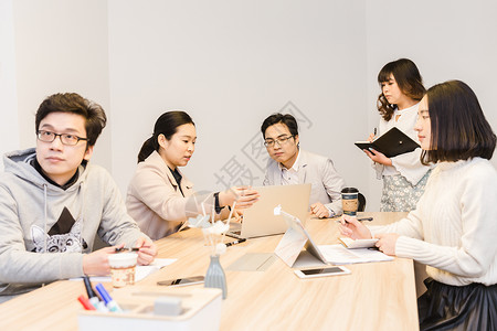 进度跟踪商务团队会议讨论报告背景