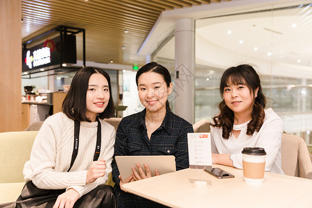 年轻女孩观看平板电脑图片