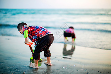 海边的童趣戏水调皮的高清图片