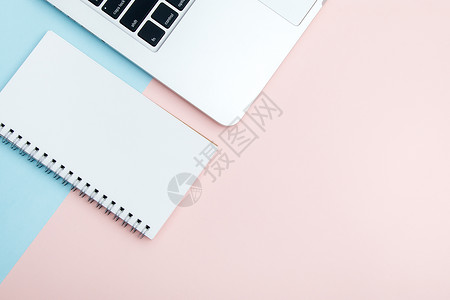 粉色便利贴文具键盘桌面平铺背景