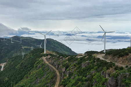 高山上的风力发电机背景