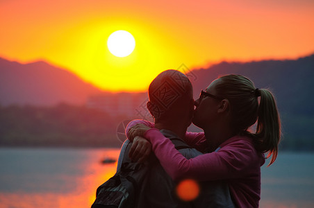 西湖剪影夕阳下的情侣背景