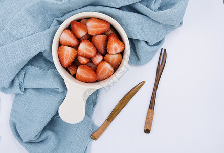 不锈钢甜品叉低脂瘦身美味春季时令水果草莓背景