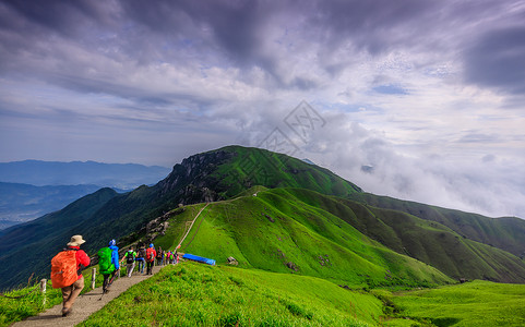 户外登山徒步旅行者高清图片