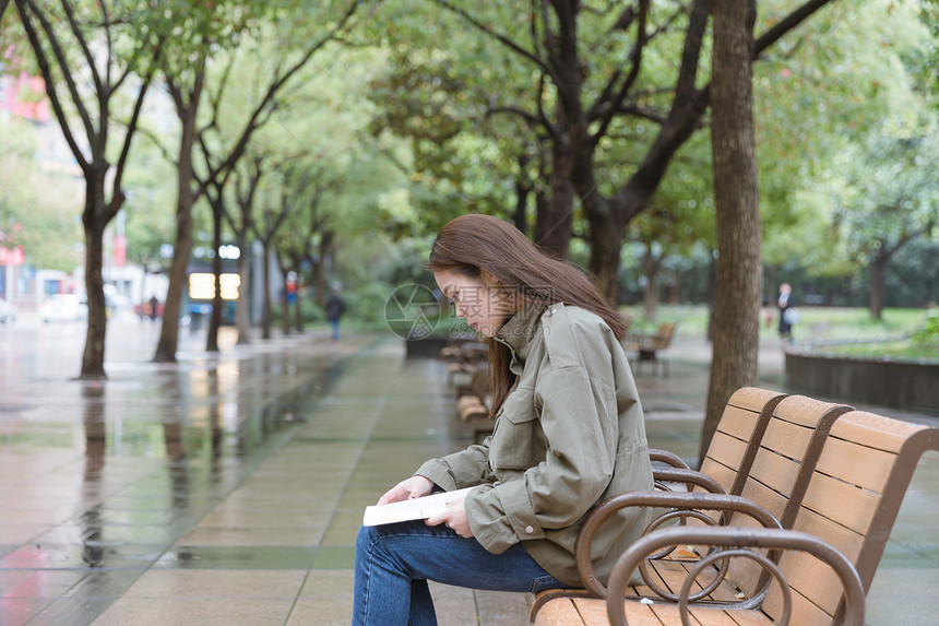 公园里坐着看书的女孩图片