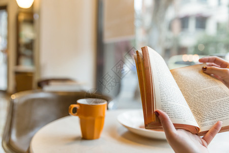 美食带书素材咖啡馆气质美女看复古英文书背景