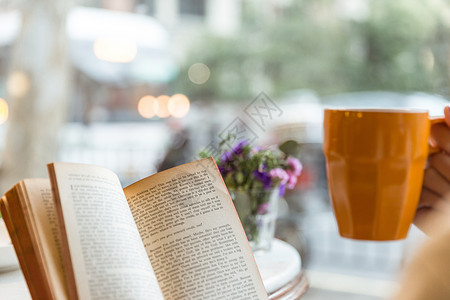 复古描边咖啡馆内女孩边喝咖啡边看书背景