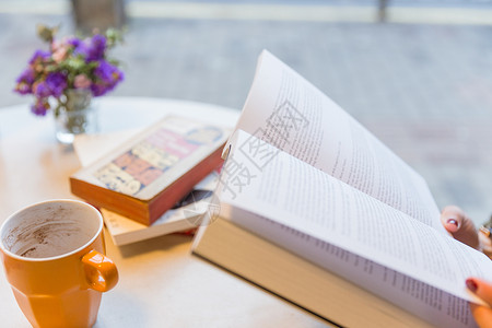 复古咖啡杯咖啡馆看书书本特写背景