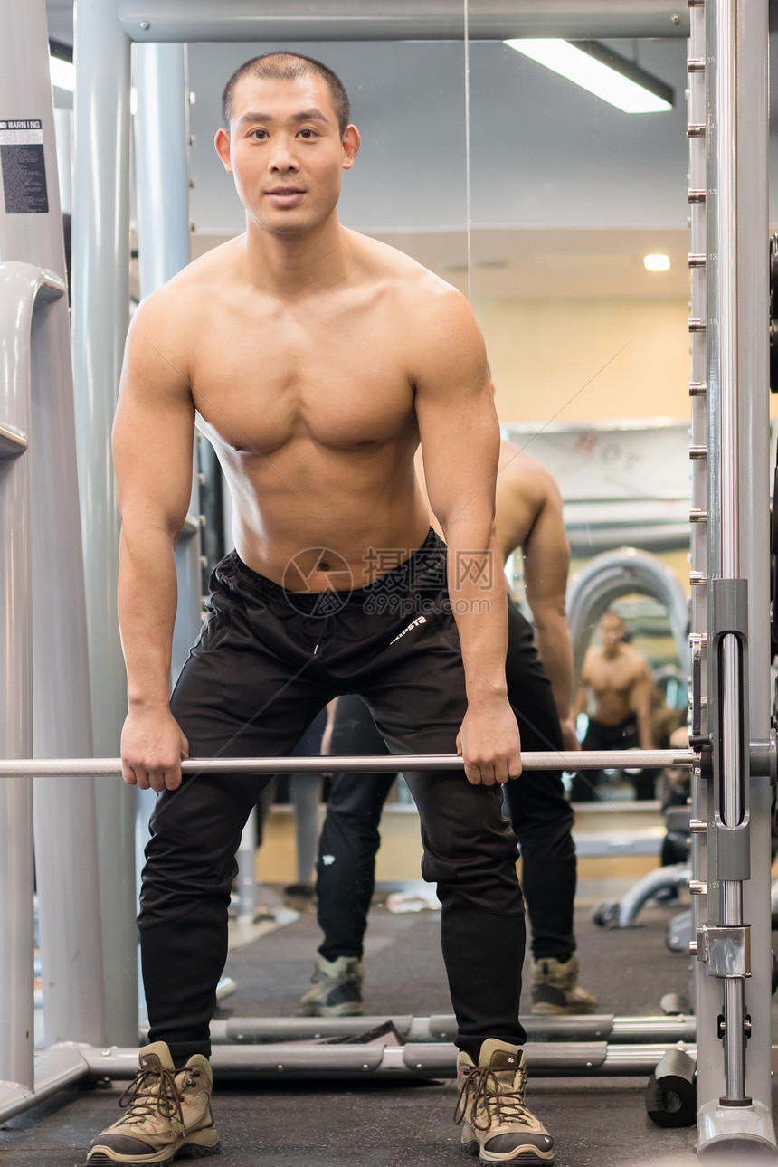 健身房健身运动肌肉动作示范图片