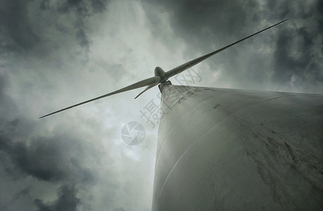 风力发电机组高山上的风能电力发电风车背景