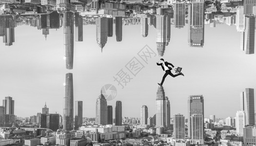 超现实主义人在城市高楼上奔跑高清图片
